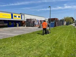 Commercial lawn cutting contractors in Berkshire